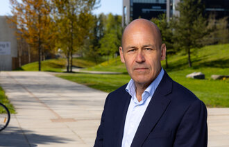 Bildet viser Øystein Mæland.