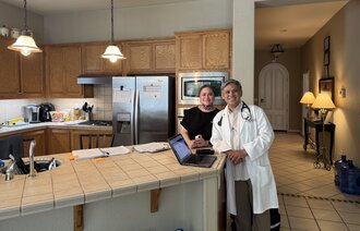 Bildet viser nurse practitioner Ron og en kollega.