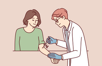 Illustrasjonen viser en dame som får vaksine av en lege