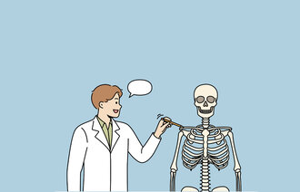 Illustrasjonen viser en helsearbeider og et skjelett.