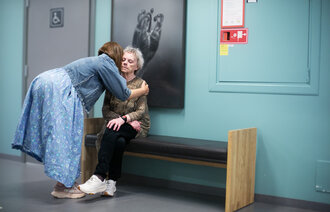 Bildet viser en eldre dame som får klem av en yngre dame.