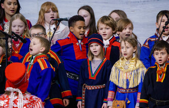Illustrasjonsfoto: Barn fra Oslo Samiske skole synger på markeringen av samenes nasjonaldag i Oslo rådhus i 2023.