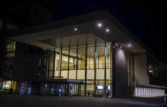 bilde av hovedinngangen på ahus