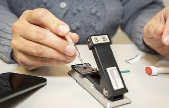 Bildet viser blodprøve-utstyr man kan bruke til hjemmetesting