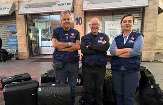 Bildet viser teamleder og ortoped Geir Stray Andreassen, ortoped Odd Arild Ågedal og operasjonssykepleier Silvana Zuvela.