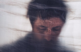 Bildet viser en mann som er fortvilet