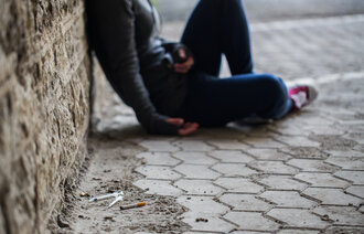 Bildet viser ruset kvinne