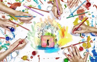 Samarbeid Bildet viser mange hender som tegner på det samme bildet.