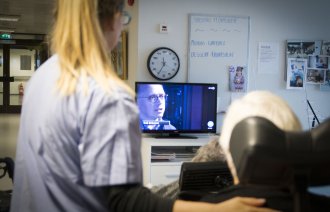 pleier og beboer på sykehjem