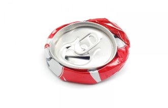 Lav fødselsvekt kan også øke risikoen for fedme. Bildet viser en knust brusboks.