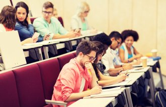 Studenter i en forelesningssal