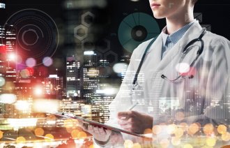 Bildet viser helsepersonell mot en bakgrunn av nattlig by.