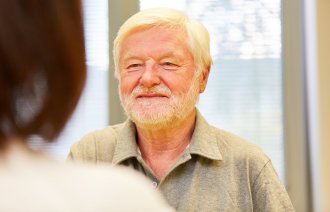 Sykepleier og mann samtaler