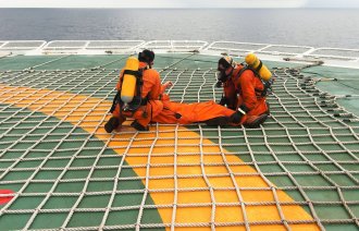 Bildet viser offshoreansatte som øver på redningsprosedyrer.