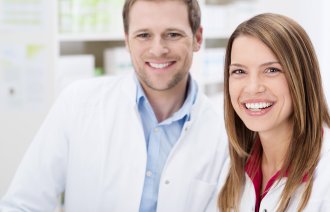 Bildet viser to farmasøyter