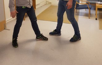 Bilde av to menn i rollespill. Den ene spiller behandler mens den andre spiller pasient. Behandleren forsøker å avverge vold.