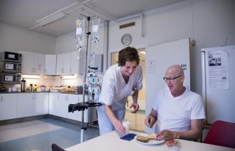 Per-Morten Foss får mat servert på Radiumhospitalet
