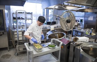 Bildet viser Kine Haugen på kjøkkenet til Døli pleie- og omsorgssenter i Nittedal.