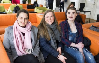 Bildet viser tre sykepleierstudenter fra 1. klasse ved Lovisenberg diakonale høgskole