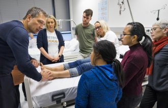 Bildet viser Bodo Günther og studenter