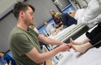 Bildet viser islandsk student som sjekker diabetesfot