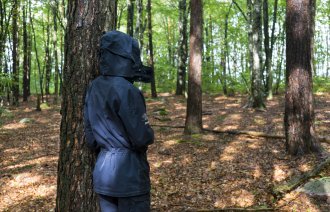 Bildet viser Anna i skogen alene