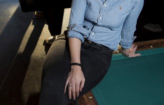 Bildet viser Eline Svenneby Halvorsen, i bakgrunnen spiller en ung gutt biljard.