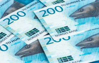 Bildet viser de nye 200-kroners-sedlene fra Norges Bank