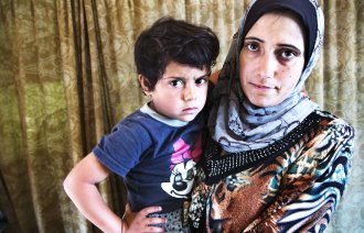 Syrisk sykepleier og datter, på flukt i Libanon.