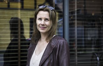 De med foreldre som trenger omsorg bør få rett til permisjon med lønn ti dager i året, mener forsker Heidi Gautun.