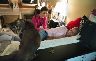  – Hadde ikke klart meg uten dere, sier pasienten til nattsykepleier Annemarthe Aarland. Hun har intense ansiktssmerter og trenger injeksjon hver fjerde time.