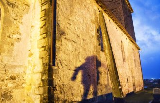 Bildet viser en skygge på en vegg.