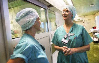 Spesialsykepleiere Brigitte Schmidt og Vigdis Irene Lind