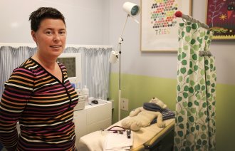 Barnesykepleier Aase Mette Bråthen ved Oslo universitetssykehus er en av flere som gjør medisinske undersøkelser av barn hvor det er mistanke om fysisk mishandling eller overgrep.