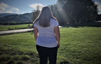 Bildet viser anonyme "Lene" sett bakfra