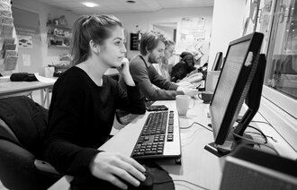 Hjemmesykepleiere foran pc