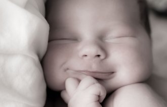 Nyfødt baby som ser ut til å kose seg