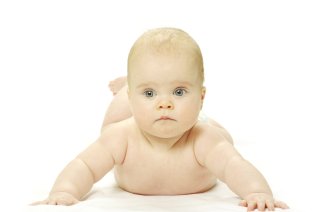 Søt baby som kikker inn i kamera