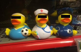 Bildet viser tre badeender i henholdsvis fotballdrakt, sykepleieruniform og politiuniform. Øynene er sensurert.