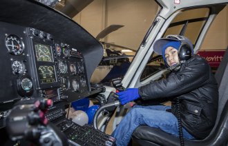 Bama sitter i et helikopter