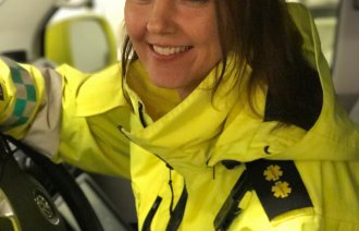Bilde av sykepleier og ambulansearbeider Cecilie Merethe Øvrebotten