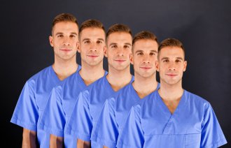 Bilde av flere mannlige helsefagarbeidere