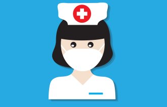 Illustrasjonen viser en sykepleier med munnbind og kutte, mot blå bakgrunn.