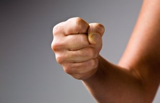 Bildet viser en knyttneve.