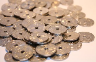 Norske kroner Bildet viser norske kronestykker spredt utover