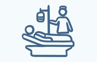 Illustrasjonen viser en sykepleier som står med et intravenøsstativ ved en sykehusseng.