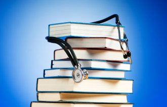 Bildet viser en bokstabel med et stetoskop på.