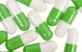 legemidler, illustrasjon Bildet viser kapsler som er grønne og hvite.