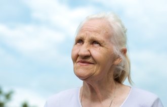 eldre, alderdom Bildet viser en eldre dame