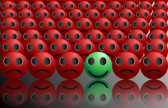 illustrasjon fra Colourbox Bildet viser mange røde sirkler hvorav en er grønn